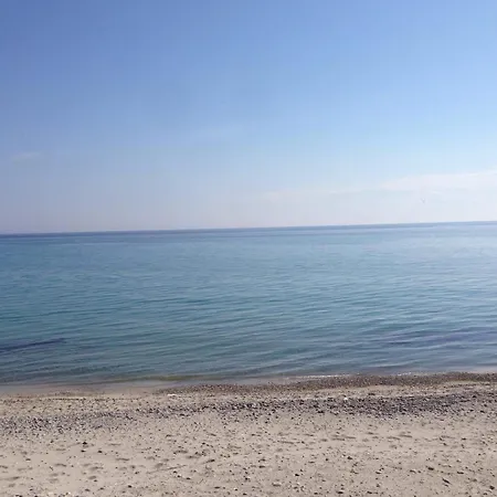 Seaside With Swimming Pool & Parking #3 Apartmán