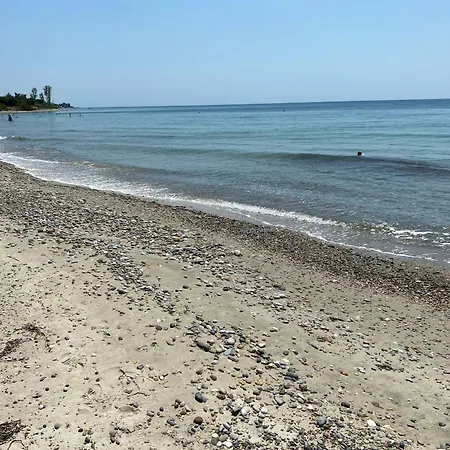 Seaside With Swimming Pool & Parking #3 Apartmán